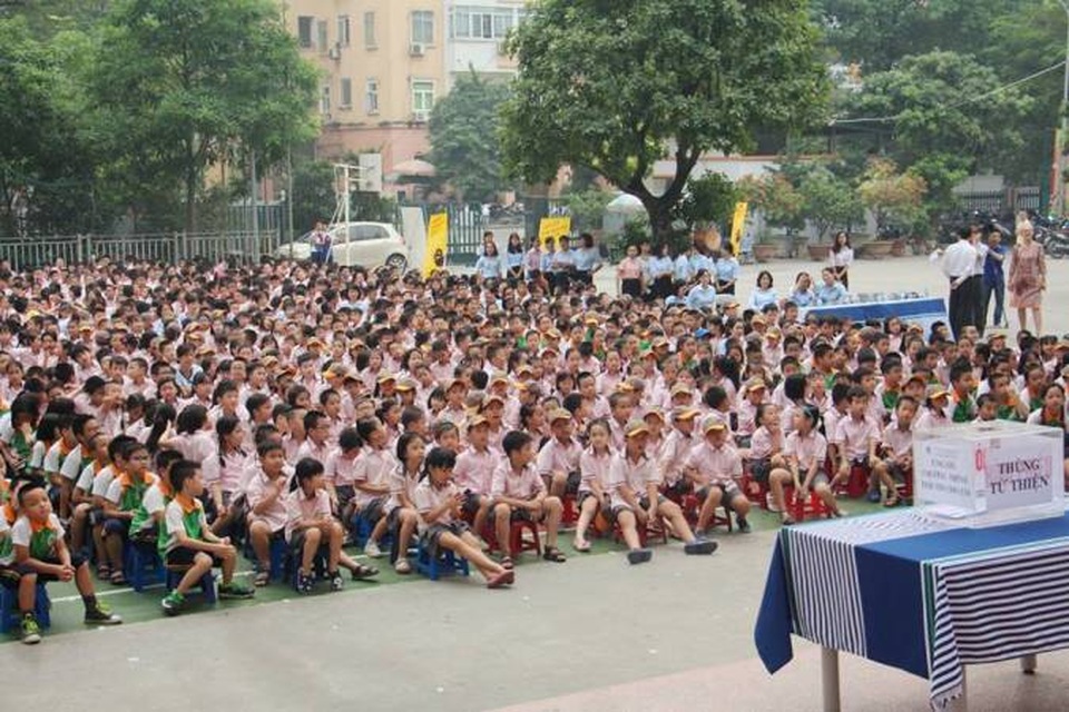 Gần 1700 học sinh cán bộ, giáo viên chung tay ủng hộ chương trình mổ tim miễn phí cho trẻ em nghèo - 1 
Học sinh, giáo viên Hệ thống giáo dục Ngôi sao Hà Nội quyên góp ủng hộ trẻ em nghèo bị tim bẩm sinh