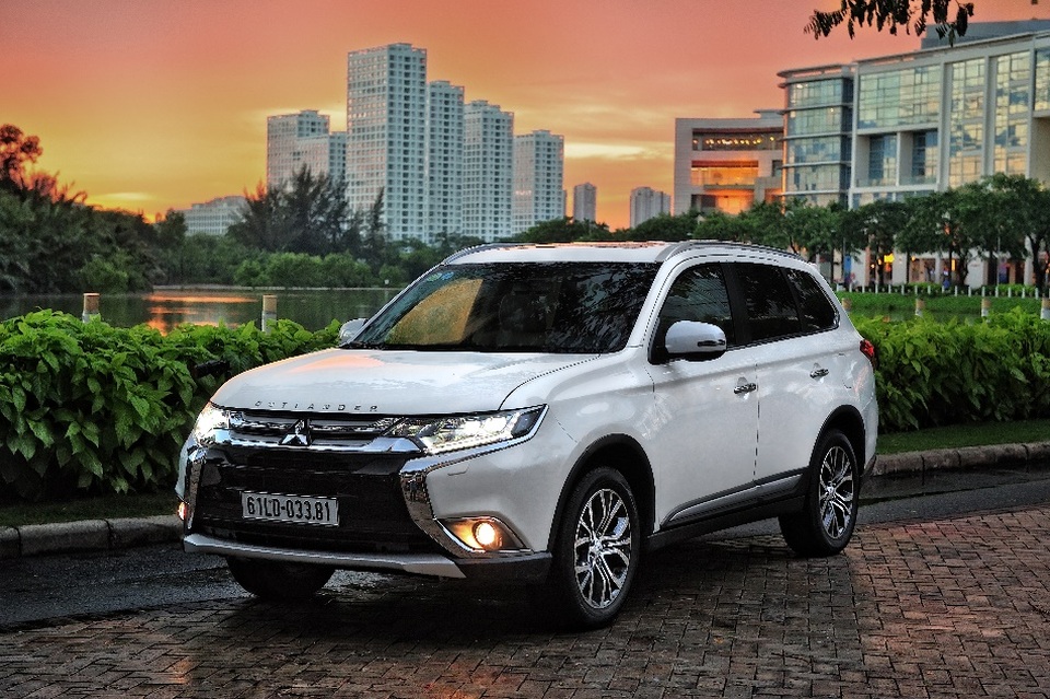 Mitsubishi Outlander mới - Cùng nhịp đập năng động mỗi ngày - 1
Các đường viền lưới tản nhiệt mạ crôm hình chữ X vuốt từ cụm đèn pha tới đèn sương mù, những đường gân nổi chạy dọc thân xe tạo nên vẻ góc cạnh xen lẫn mềm mại cho Outlander mới. Xe được trang bị đèn pha và đèn hậu LED, mâm bánh xe 18” hai tông màu, gương gập điện, cửa sau đóng mở bằng điều khiển từ xa...