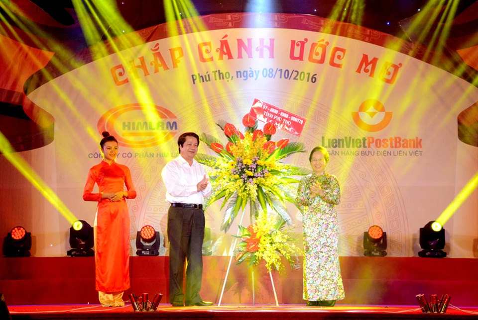 Chương trình ''Chắp cánh ước mơ'' - Vinh danh khuyến học, khuyến tài Đất Tổ năm 2016 - 1 Bí thư Tỉnh ủy Hoàng Dân Mạc tặng hoa chúc mừng Hội Khuyến học Việt Nam nhân Ngày Khuyến học Việt Nam và kỷ niệm 20 năm thành lập Hội.