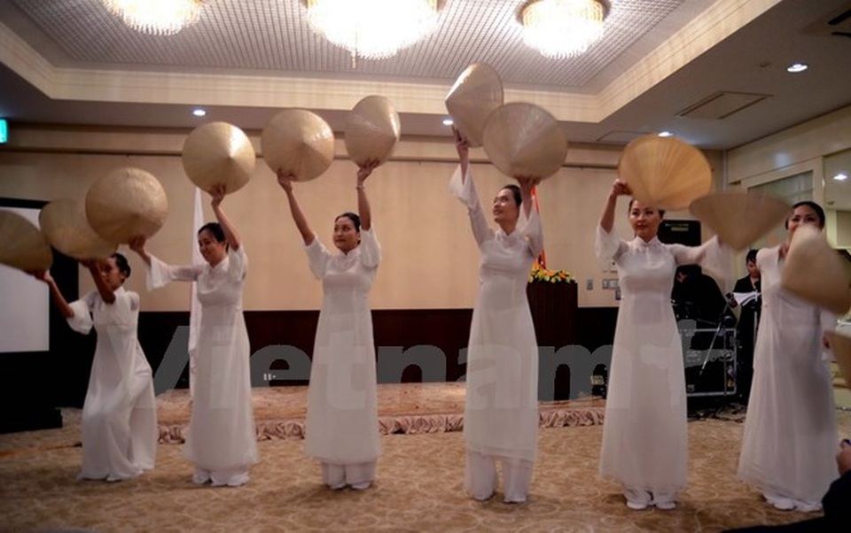 "Việt Nam tươi đẹp" trong mắt những người bạn Nhật Bản - 2 Trình diễn điệu múa nón. (Ảnh: Thành Hữu/Vietnam+)
