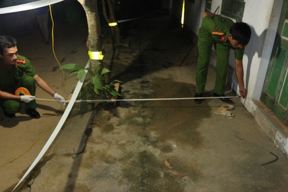 Phát hiện cô gái khoả thân tử vong với vòng dây thép quấn cổ - 2 Lực lượng Công an khám nghiệm hiện trường nơi cô gái thuê trọ