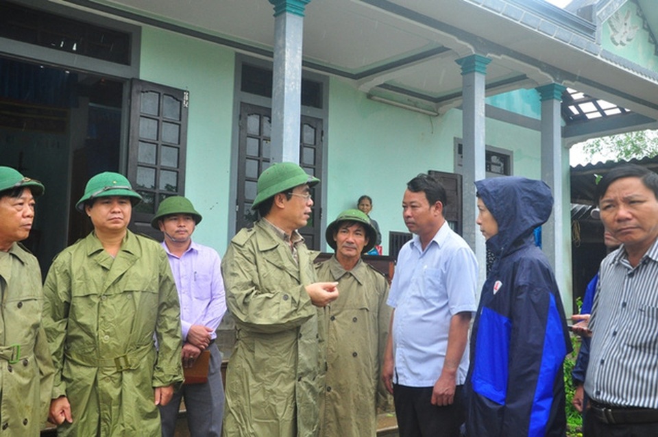 Mưa lớn, 1 người bị lũ cuốn trôi, đường sắt tê liệt - 5 Lãnh đạo tỉnh Quảng Trị xuống tận nơi để kiểm tra tình hình