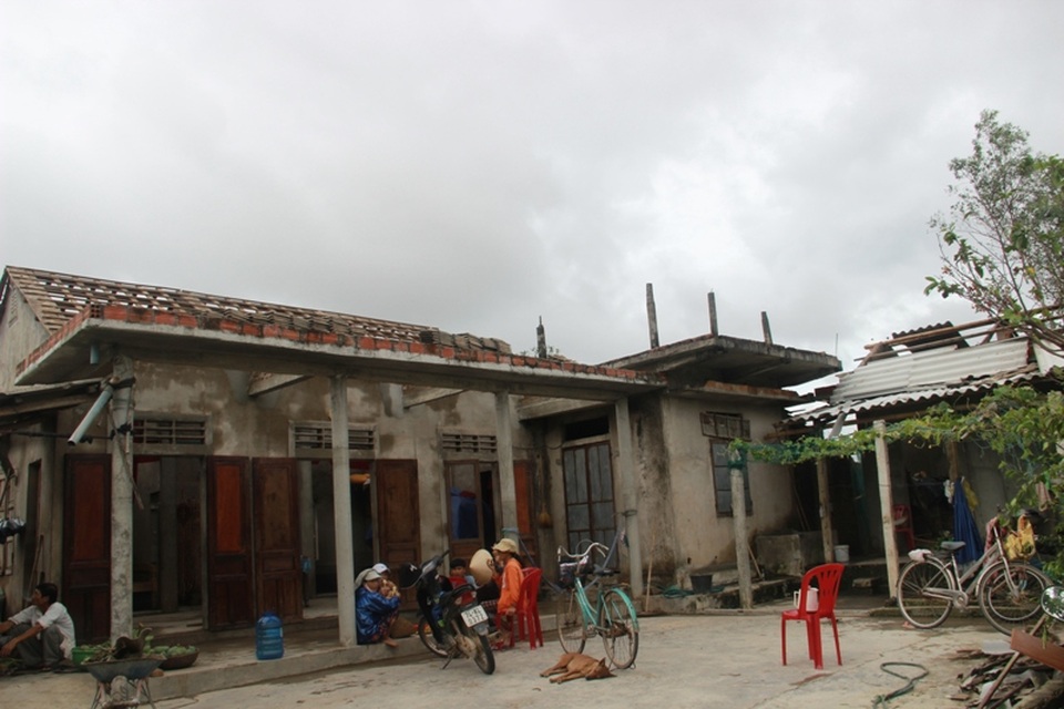Nhiều tuyến đường bị chia cắt, nhiều vùng chìm sâu trong nước - 8 Nhà ở của gia đình ông Nguyễn Ngọc Tân bị tốc mái toàn bộ