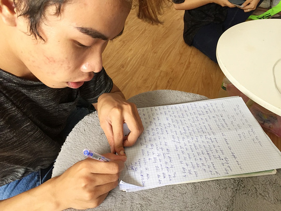 "Hiện tượng mạng" Tùng Sơn đến công an cầu cứu - 2 Tùng Sơn đang viết đơn trình báo công an