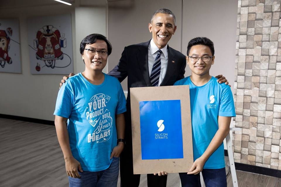NUS nhận đơn dự tuyển học bổng và trợ giúp tài chính cử nhân - 1 
Anh Bùi Hải An (bên trái) cựu sinh viên NUS, chụp hình lưu niệm cùng Tổng thống Mỹ Barack Obama.