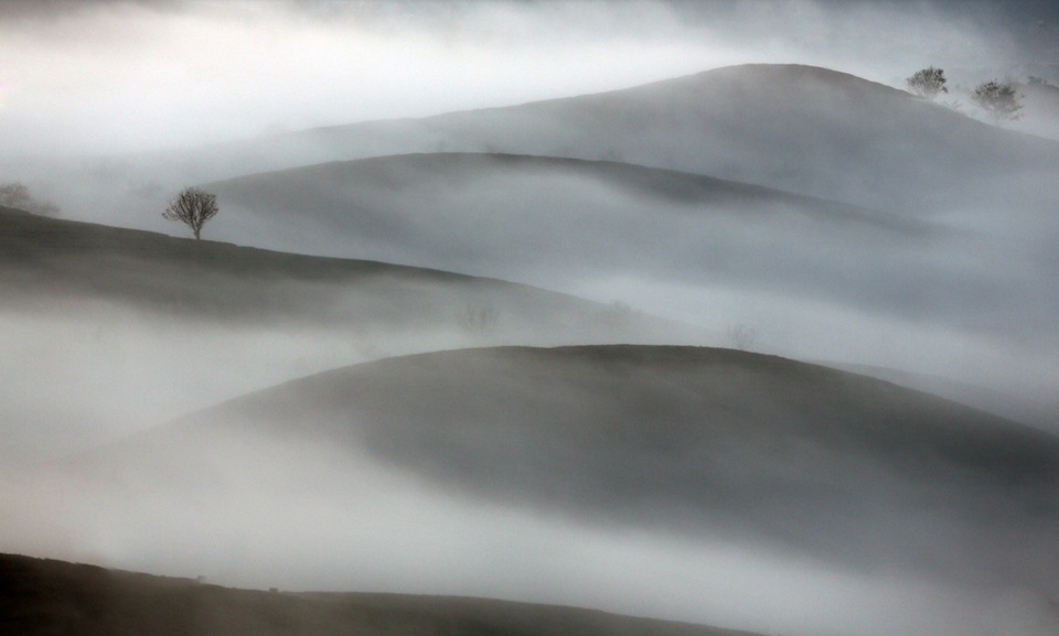 Cảnh mây luồn qua những đỉnh đồi thấp thoải là hình ảnh rất đặc trưng của cao nguyên Mộc Châu.