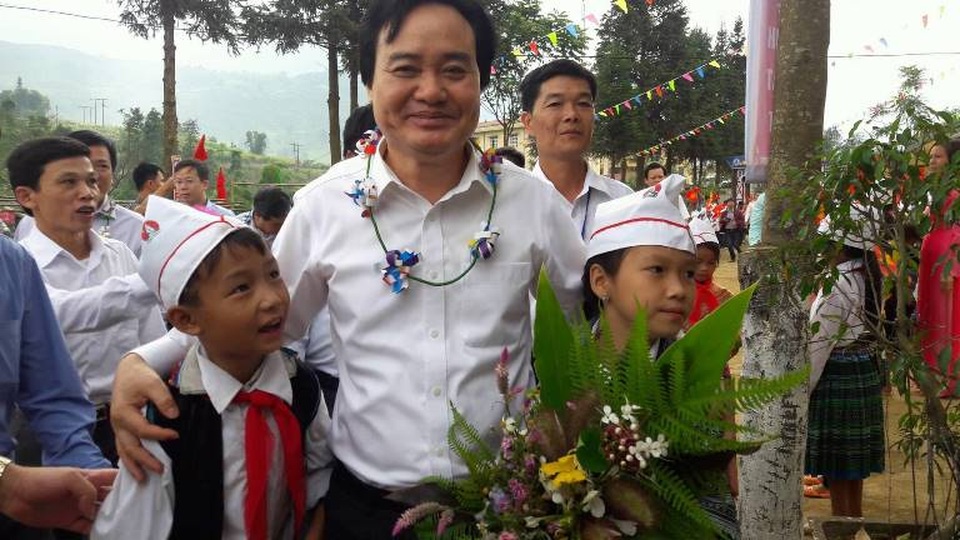 Bộ trưởng Phùng Xuân Nhạ thị sát giáo dục vùng khó khăn - 1
Bộ trường Phùng Xuân Nhạ với học sinh trường tiểu học Pa Cheo