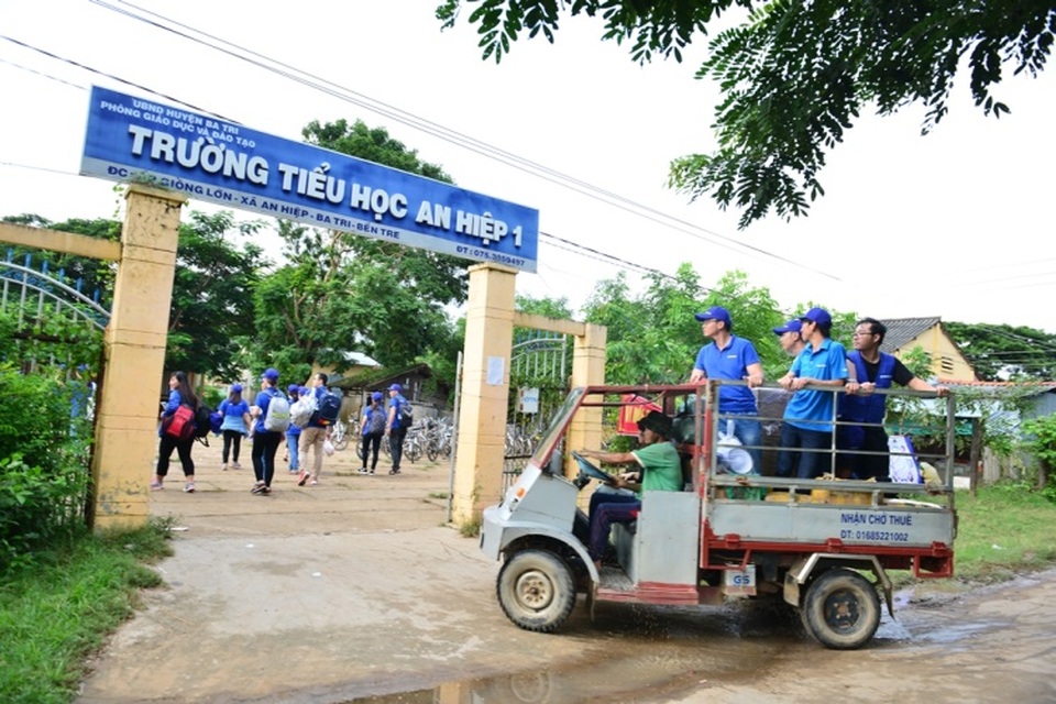 Một ngày làm Tình nguyện viên - 1 Cách thị xã một cây cầu gỗ nên phải dùng xe trung chuyển để vào đến điểm trường
