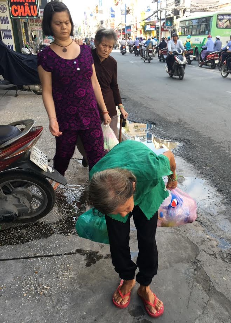 Bà Phương trên đường đến địa điểm bán hàng.