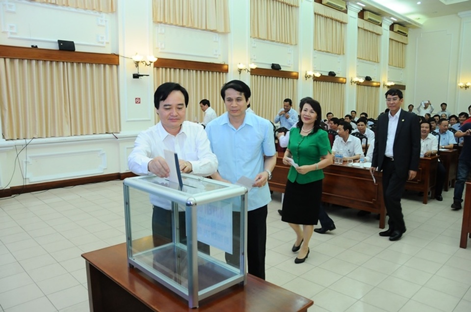 Bộ GD&ĐT và các trường đại học ủng hộ miền Trung hơn 750 triệu đồng - 1 Bộ trưởng Phùng Xuân Nhạ ủng hộ đồng bào lũ lụt miền Trung.