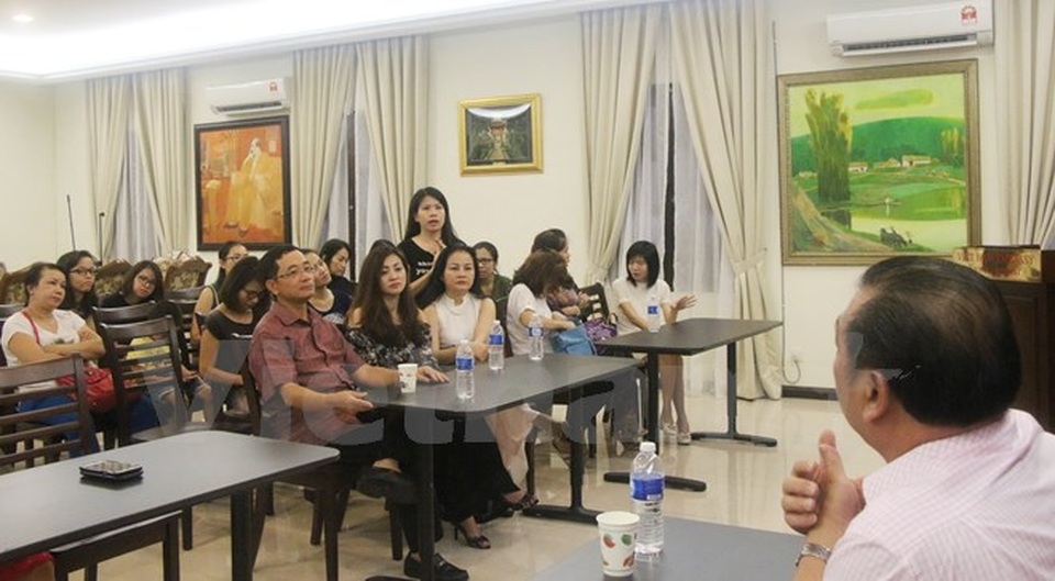 Tôn vinh Phụ nữ Việt Nam qua nhiều hoạt động ý nghĩa - 7 Các cô dâu Việt tại Malaysia trao đổi với chuyên gia về các vấn đề pháp lý. (Ảnh: Hoàng Nhương/Vietnam+)
