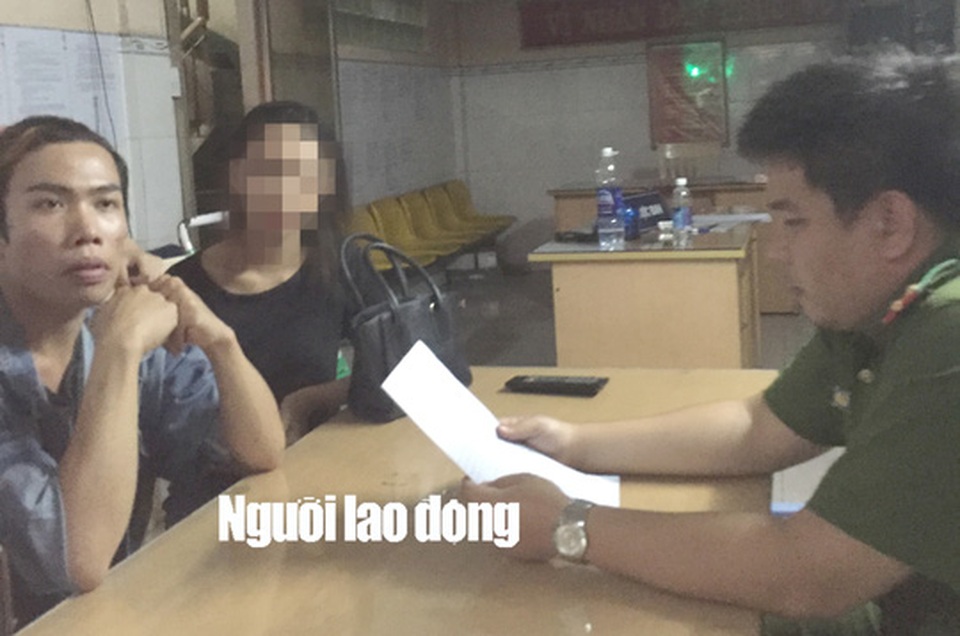 Vợ chồng bị "hiện tượng mạng" Tùng Sơn tố lên tiếng - 1 Tùng Sơn (Trái) đang trình báo tại Công an phường 1 (quận 5, TP HCM) vào chiều 16-5.