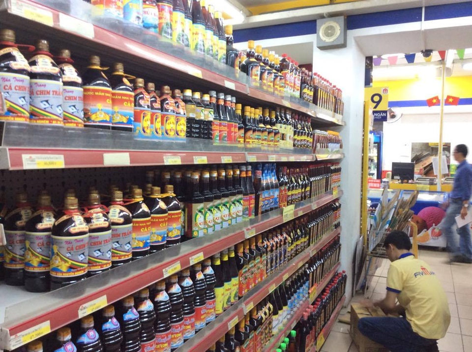 Siêu thị Fivimart Đại La: Chúng tôi không hề nghe thông báo tạm dừng bán nước mắm truyền thống - 1 Quầy hàng nước mắm tại Fivimart Đại La