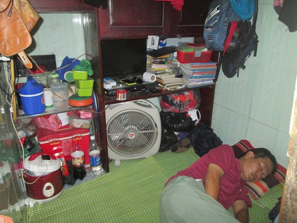 Cuộc sống ở ngôi nhà tí hon: Phố cổ Hà Nội có căn nhà... nhiều đinh - 1 Bên trong nhà ngổn ngang đồ đạc. Ảnh: Ngọc Thi