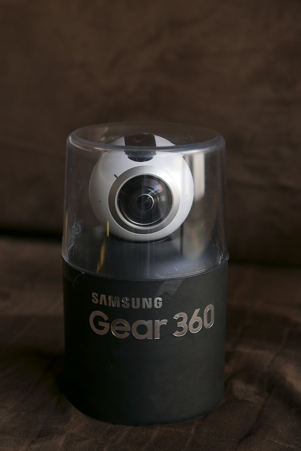 Hình ảnh đập hộp và trên tay Gear 360 chính hãng - 1
Gear 360 được đóng hộp rất đẹp mắt với hộp hình trụ, phía trên là nhựa trong, nhìn xuyên suốt sản phẩm ở bên trong