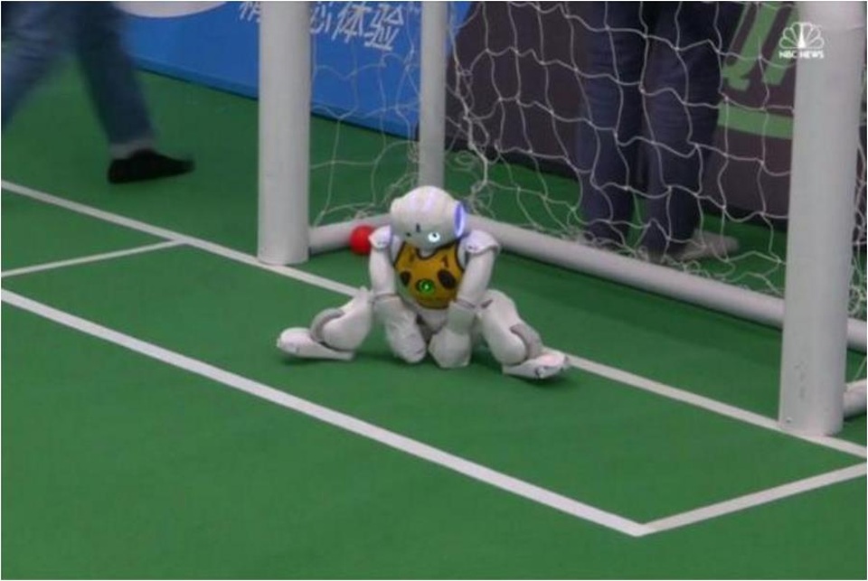 Rô bốt thủ gôn thất vọng khi để bóng lọt lưới. Screenshot: NBC News