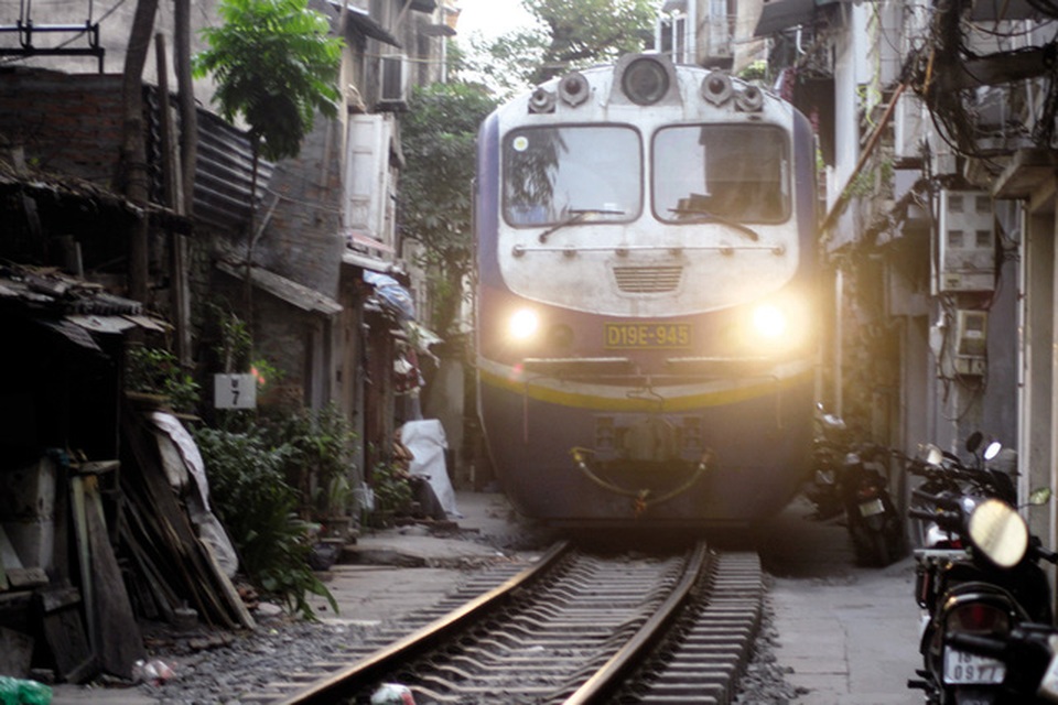 Hà Nội: Những chuyện hãi hùng ở “xóm đường tàu” - 2 Sự chật chội khi đoàn tàu chạy qua “xóm đường tàu”.