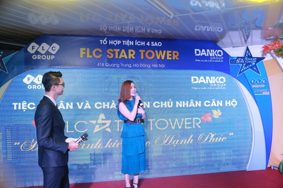 Gần 700 khách hàng tham dự tiệc tri ân “FLC Star Tower - Hành trình kiến tạo hạnh phúc” - 1
Ca sĩ Ngọc Anh biểu diễn trong tiệc tri ân