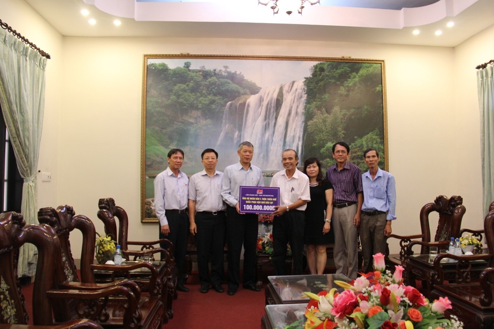 Vietsovpetro chung tay hỗ trợ miền Trung sau lũ - 1 
			Tặng quà tại Ủy ban MTTQ tỉnh Quảng trị