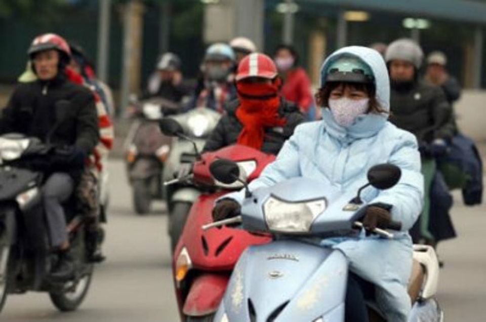Khi “gió mùa về”... - 1 Giữ ấm cơ thể là việc làm cần thiết nhất khi gió mùa về.