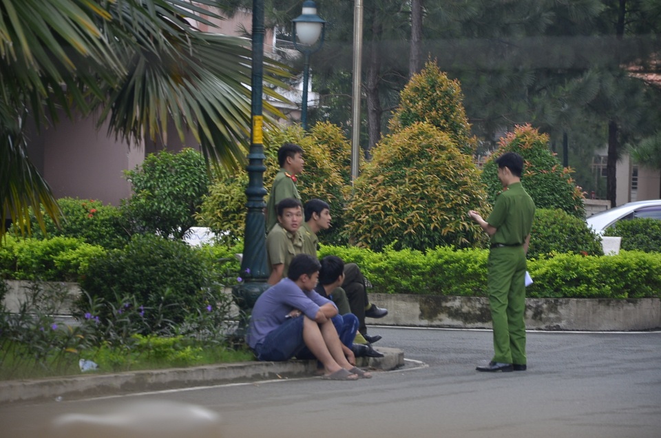 Người nước ngoài "khống chế" 2 đứa trẻ trong phòng chung cư - 2 Đến sáng 31/10, công an vẫn đang túc trực tại chung cư để thuyết phục ông Ken mở cửa làm việc