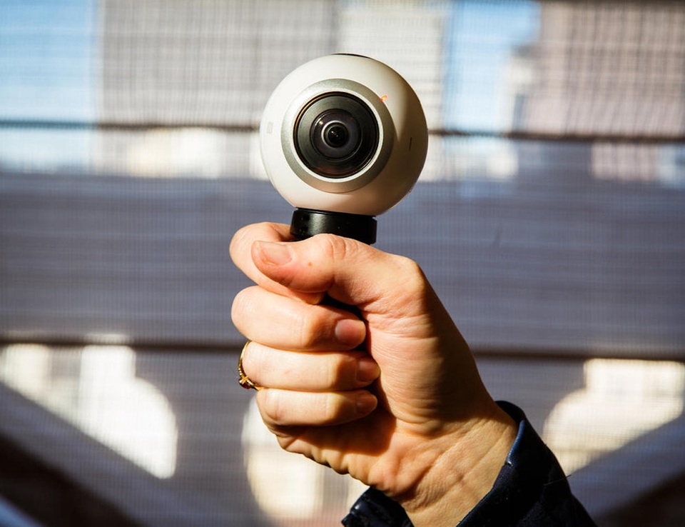 Trào lưu ảnh, video 360 độ: Gear 360 nhập cuộc ấn tượng - 1
Gear 360 – bắt trọn mọi khoảnh khắc xung quanh bạn