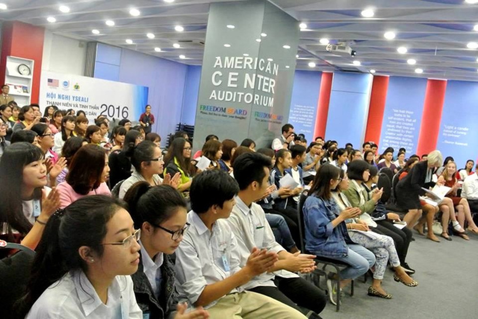 Mỹ chuẩn bị đưa tình nguyện viên sang Việt Nam dạy tiếng Anh - 2
Các học sinh, sinh viên tham dự buổi nói chuyện của Giám đốc Tổ chức Hòa bình Carrie Hessler-Radelet