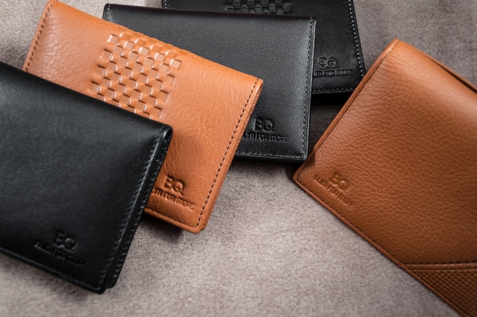 VÍ MỎNG LÊN NGÔI, BÙNG NỔ XU HƯỚNG “SLIM FOR MORE” - 1 “BQ Slim For More” đã viết nên một khái niệm mới cho dòng ví mỏng tinh tế. Tất cả tính năng cần thiết của một chiếc ví thông dụng đều được gói gọn trong “Slim For More” nằm gọn trong lòng bàn tay. Cùng thiết kế ấn tượng trên nền chất liệu da bò bền bỉ, đây chính là sự bổ sung hoàn hảo cho phong cách lịch lãm của những quý ông hiện đại đúng như tinh thần “Tối giản đầy tinh tế” của sản phẩm.