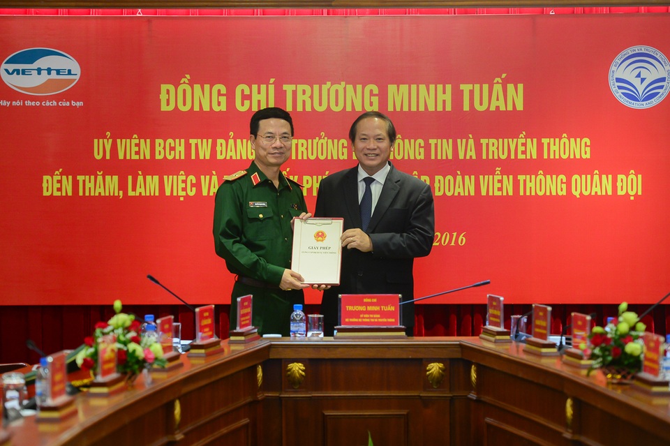 Đến lượt Viettel chính thức nhận giấy phép cung cấp dịch vụ 4G - 1 Ông Trương Minh Tuấn, Bộ trưởng Bộ Thông tin và Truyền thông trao giấy phép cung cấp dịch vụ 4G tới Tập đoàn Viễn thông Quân đội Viettel.