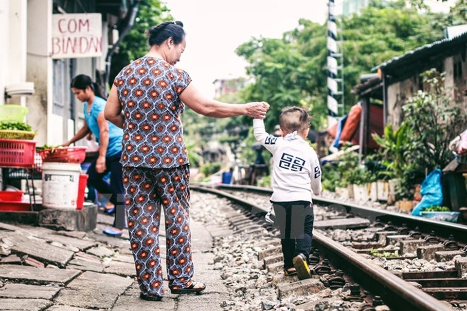 Những "mảnh" tuổi thơ trên phố đường tàu Lê Duẩn - 2 Đường tàu là nơi các em bước những bước đầu tiên... (Ảnh: Thanh Dung/Vietnam+)