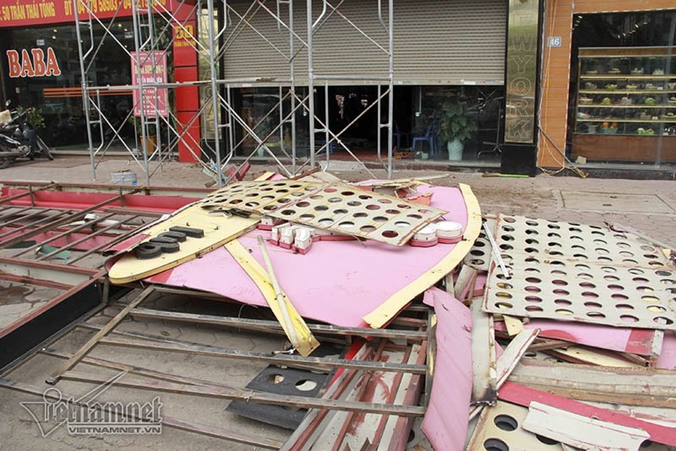 Biển quảng cáo “siêu khủng” là điểm nổi bật của các quán karaoke Hà Nội