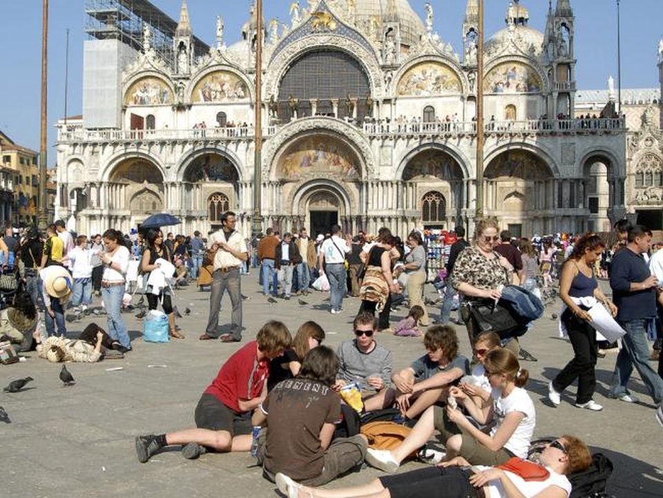 Lo quá tải, Venice lên kế hoạch hạn chế khách du lịch - 1 Venice có khoảng 55.000 người là người dân địa phương, nhưng ước tính có khoảng 70.000 khách du lịch đến thành phố này mỗi ngày trên xe lửa, xe buýt và tàu du lịch. Ảnh: AP.
