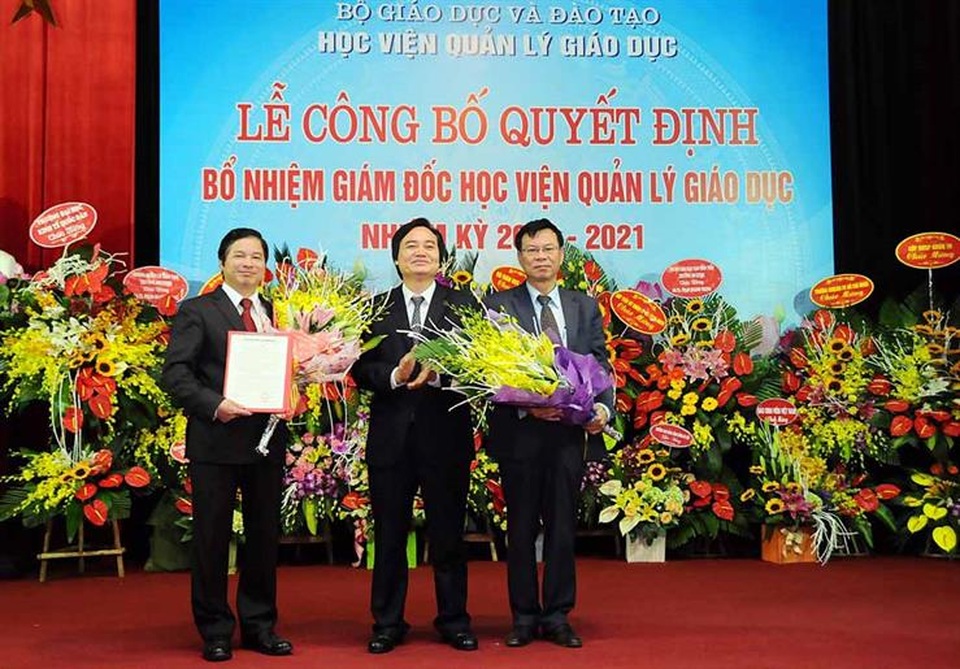 GS.TS Phạm Quang Trung được bổ nhiệm làm Giám đốc Học viện Quản lý giáo dục - 1
Bộ trưởng Phùng Xuân Nhạ trao Quyết định bổ nhiệm Giám đốc Học viện Quản lý giáo dục tới ông Phạm Quang Trung