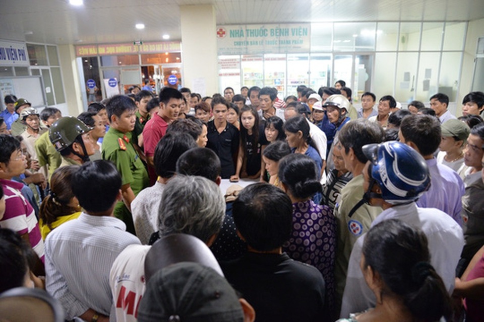 Nghi tiêm nhầm thuốc, người nhà gây náo loạn bệnh viện - 2 Hàng chục người tập trung gây náo loạn bệnh viện, lực lượng công an phải đứng ra thuyến phục hòa giải. Ảnh: Tử Trực