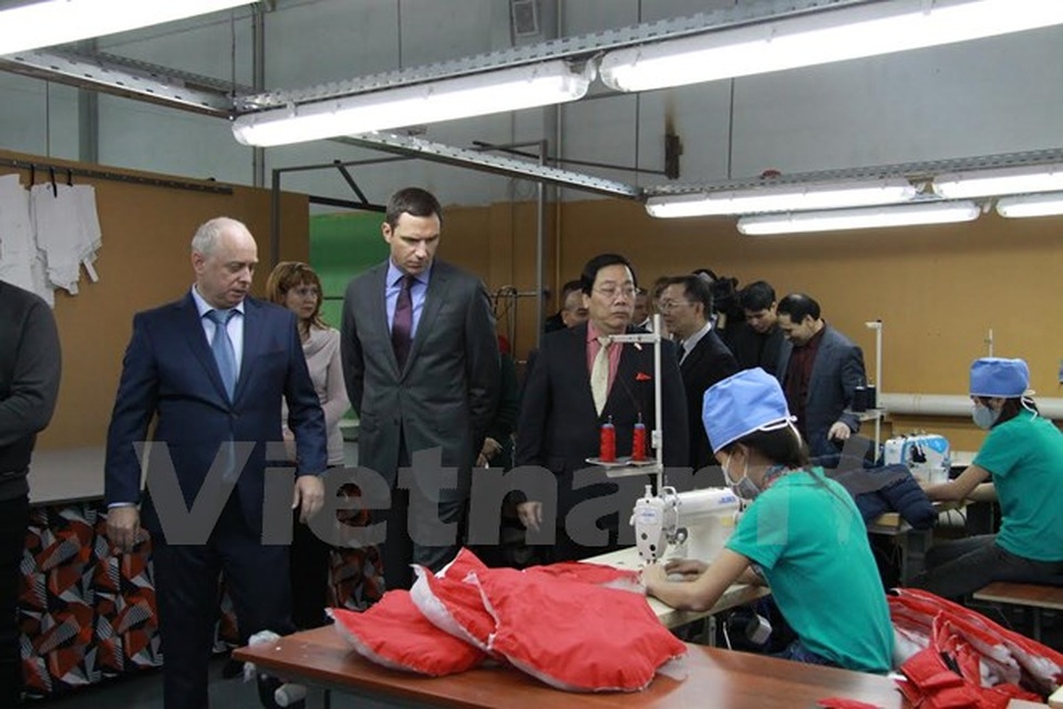 Khai trương Khu công nghiệp nhẹ Việt Nam tại Serpukhov của Nga - 2 Đại sứ Nguyễn Thanh Sơn và Phó Tỉnh trưởng Moskva đi thăm các xưởng may. (Ảnh: Dương Trí/Vietnam+)