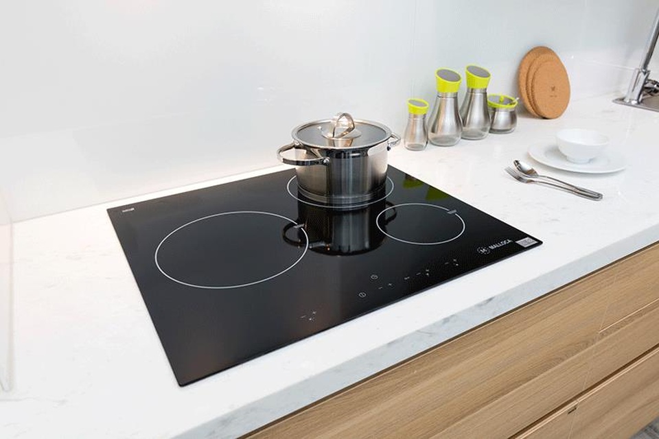 4 thiết bị cần cho căn bếp hoàn hảo - 1 Ngoài thẩm mỹ, bếp điện từ còn thỏa mãn đầy đủ yếu tố tiện ích, an toàn và tiết kiệm