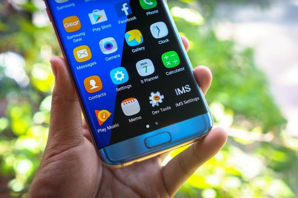 Galaxy S7 edge Xanh Coral - món đồ công nghệ thời trang thời thượng tôn lên nét đẹp độc đáo của các tín đồ thời trang.