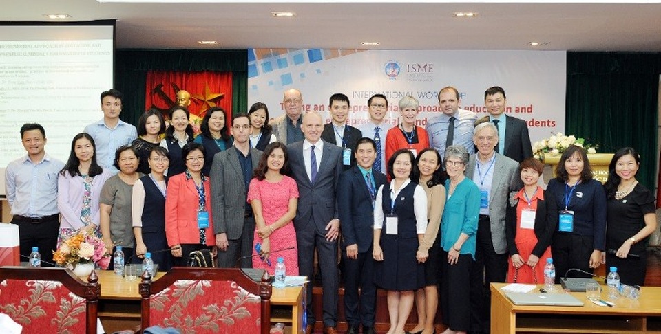 Thúc đẩy tinh thần doanh nhân sáng tạo trong sinh viên đại học - 1
Các khách mời tham gia buổi Tọa đàm