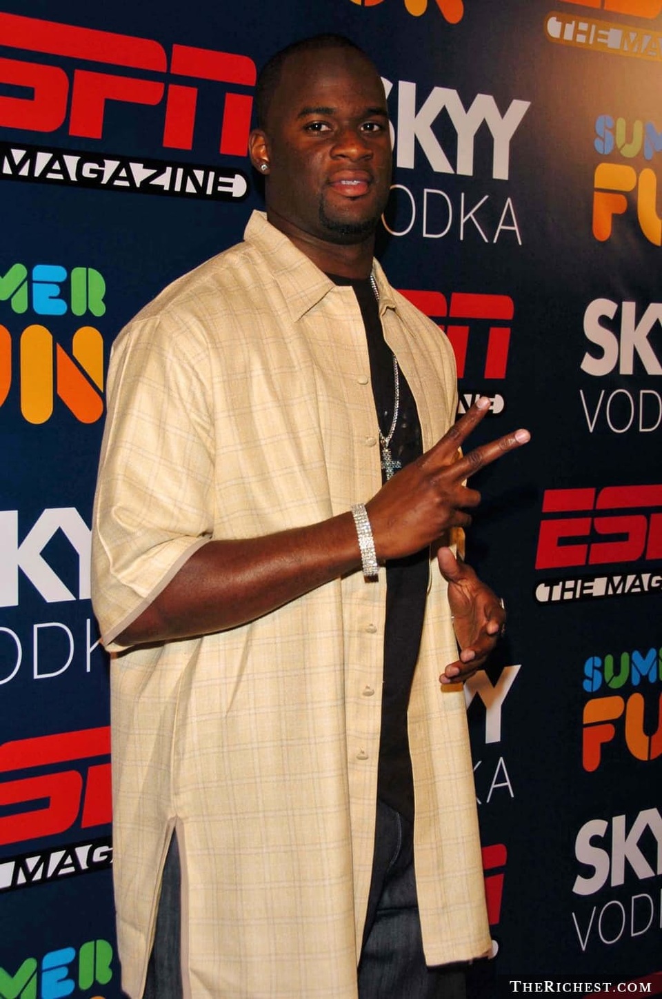 Những khoản tiêu tiền điên rồ nhất của các đại gia thể thao - 1