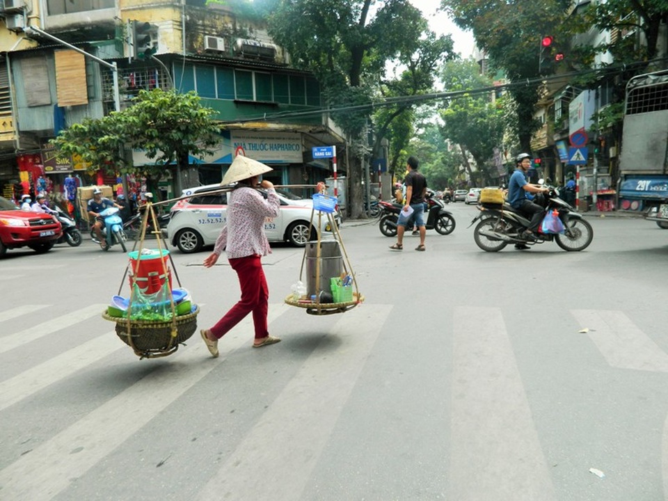 “Văn hóa” bệt trong ẩm thực đường phố Hà Nội - 1 Những gánh hàng rong có thể dễ dàng bắt gặp ở khắp các phố phường.