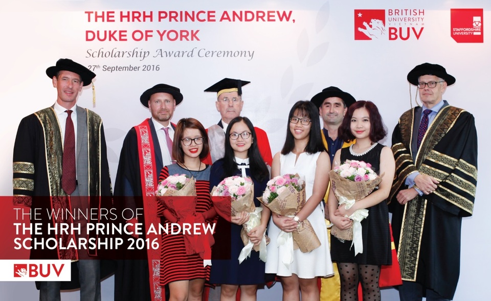 4 nữ sinh trường điểm nhận Học bổng ĐH Anh Quốc 700 triệu đồng - 1 Đại Sứ Vương Quốc Anh tới chúc mừng tân Quán quân học bổng.