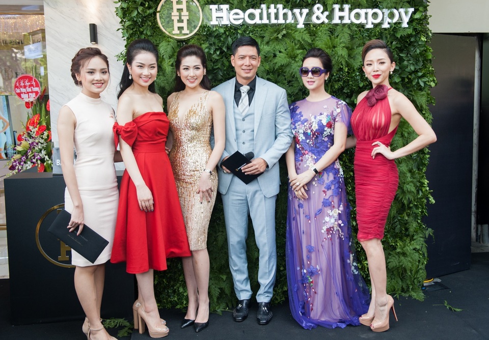 Diễn viên, MC Bình Minh: Đàn ông cũng phải đẹp! - 1 Bình Minh tự tin khoe vẻ điển trai giữa dàn người đẹp dự khai trương showroom H&H tại số 03 Hàng Khay, Hà Nội