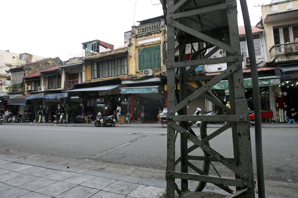 
Một chiếc cột đèn ở dãy phố Hàng Đường cổ kính, thường xuất hiện rất nhiều trên tranh ảnh về Hà Nội xưa.
