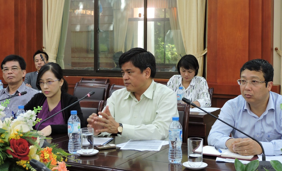 Trung Quốc bắt đầu sang kiểm tra 31 doanh nghiệp xuất khẩu gạo Việt Nam - 2 Thứ trưởng Bộ NN&PTNT Trần Thanh Nam (áo trắng, ở giữa) phát biểu tại buổi làm việc.