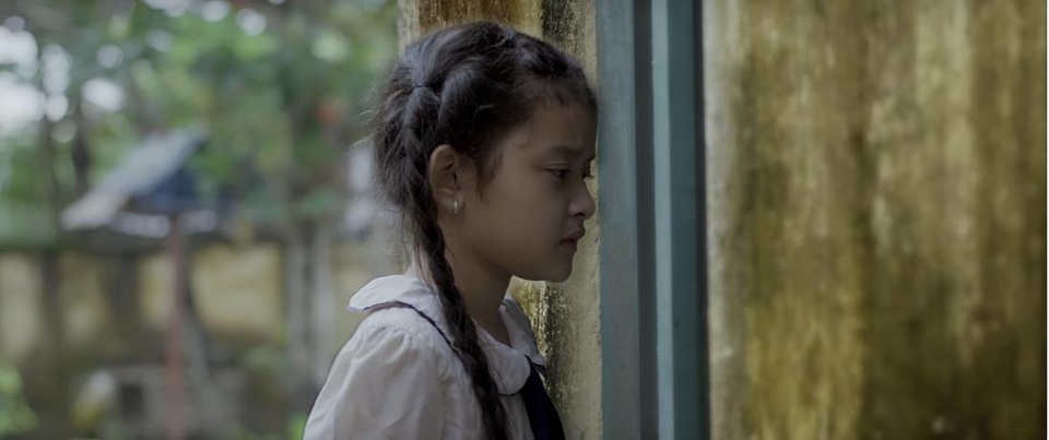 Nhà vệ sinh trường học: Nỗi khổ câm lặng suốt bao năm qua - 1 Các em học sinh không dám đi vệ sinh ở trường mà phải chạy về nhà hoặc tìm nơi khác