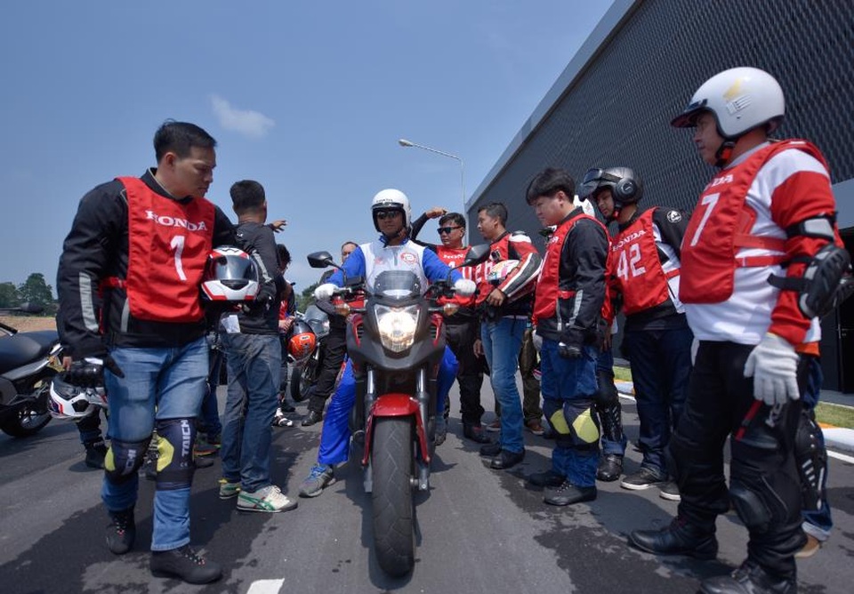 Hàng trăm xe PKL hội tụ tại trường đua Sepang trong Hành trình Honda Châu Á - 1
Để đảm bảo tất cả các biker có đầy đủ kiến thức và kỹ năng lái xe an toàn trên hành trình 600km, ban tổ chức đã dành riêng 1 ngày đào tạo trước khi hành trình chính thức bắt đầu. Đoàn Việt Nam chăm chú quan sát và nghe hướng dẫn từ Hướng dẫn viên tại Honda Safety Riding Park, Phuket