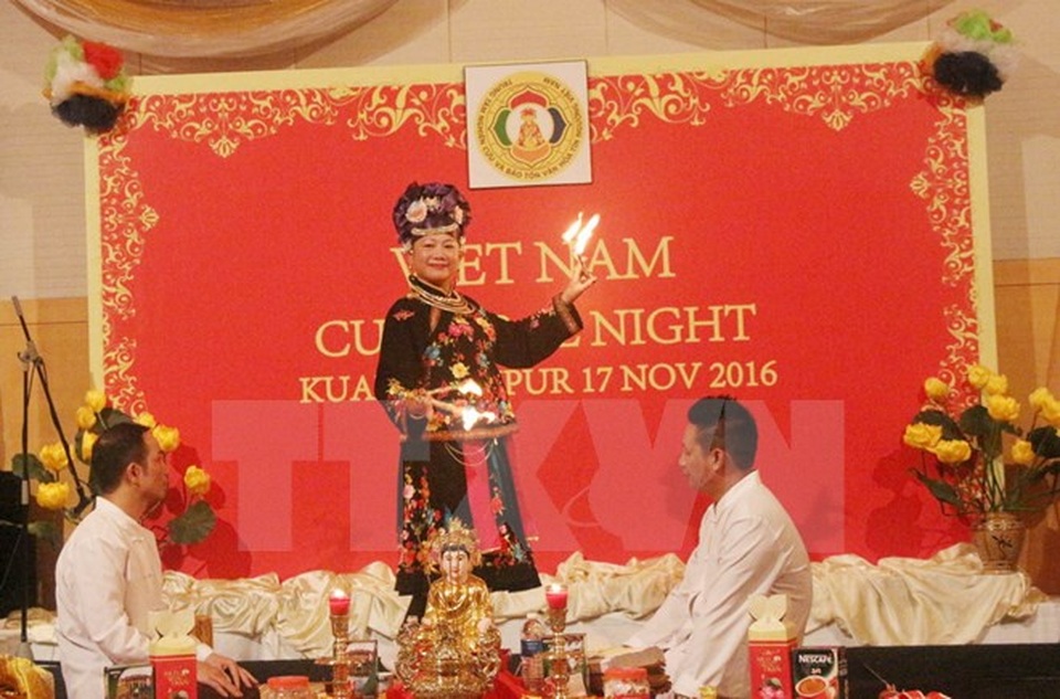 Trình diễn thực hành tín ngưỡng thờ Mẫu của người Việt tại Malaysia - 2 Trình diễn tín ngưỡng thờ Mẫu của người Việt. (Ảnh: Hoàng Nhương/TTXVN)