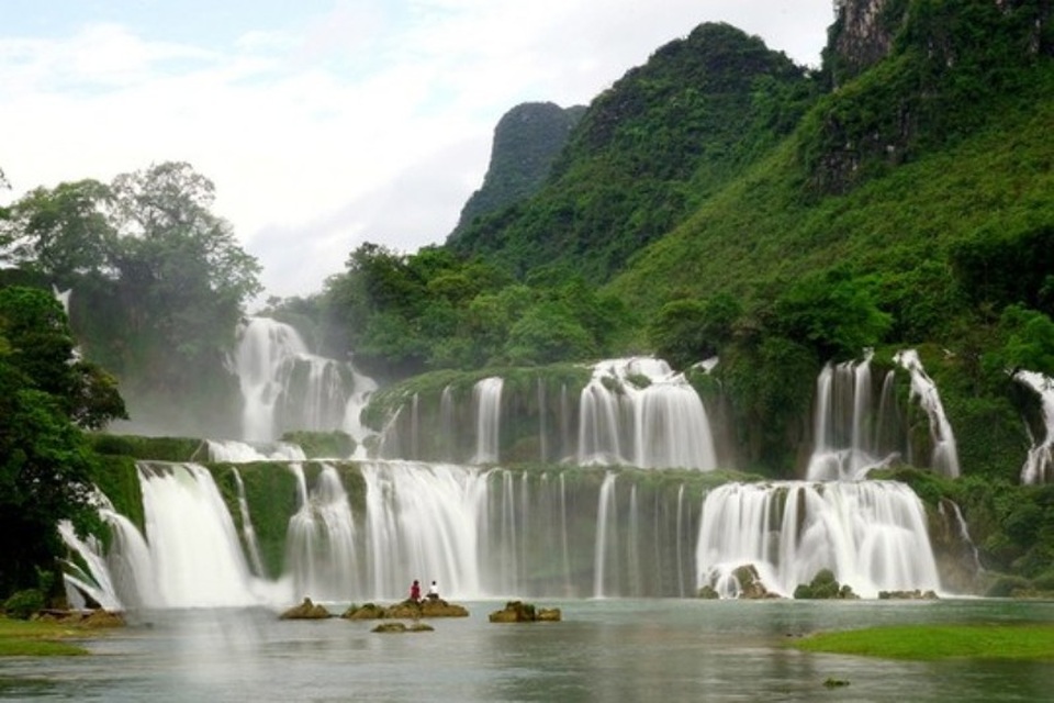 Khám phá vẻ đẹp sơn thuỷ hữu tình của Cao Bằng - 1 Thác Bản Giốc với những tầng thác hùng vĩ.