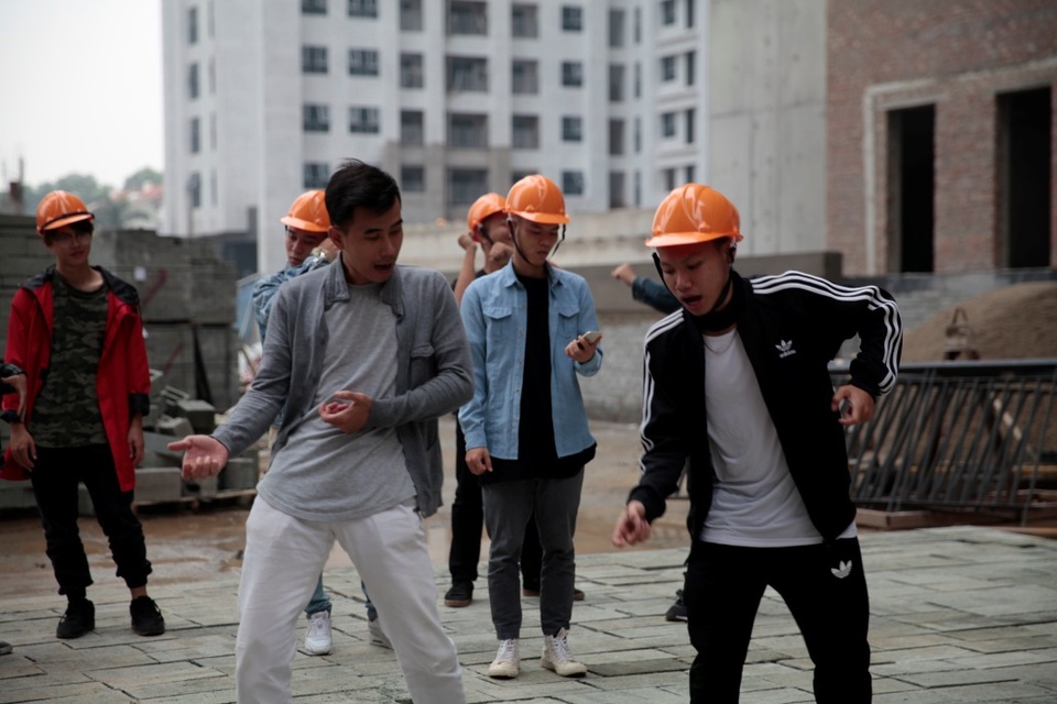 Sự thực đằng sau màn xin lỗi “đắt giá”? - 1 Cư dân mạng thích thú với “Vũ điệu đóng gạch” được chế tác từ chính những hoạt động xây dựng thường ngày