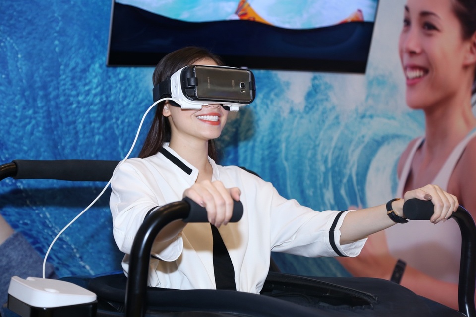 Khu vực trải nghiệm kính Gear VR là địa điểm hút khách tại Galaxy Studio Hà Nội.